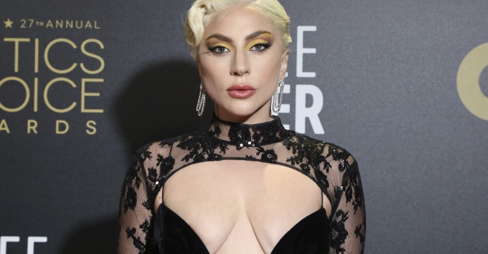Sängerin Lady Gaga in einem offenherzigen Kleid