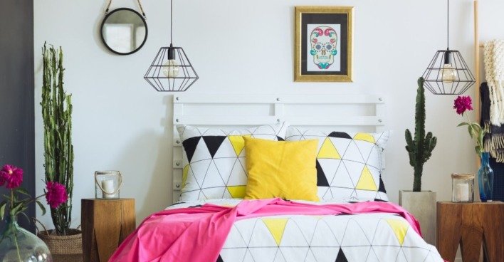 Schlafzimmer mit geometrischem Muster | Credit: iStock.com/KatarzynaBialasi