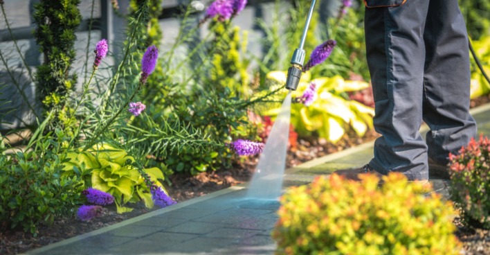Gartenarbeit mit Hochdruckreiniger | Credit: iStock.com/welcomia
