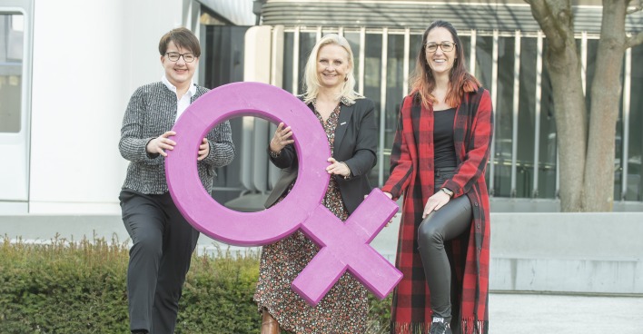 WKO Stmk Vizepräsidentin Gabi Lechner mit Andrea Kern (l.) und Jennifer Kribernegg (r.)