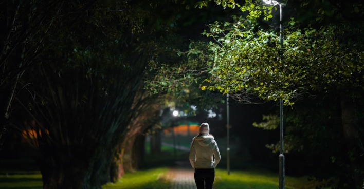 Eine Frau alleine in der Nacht im Park