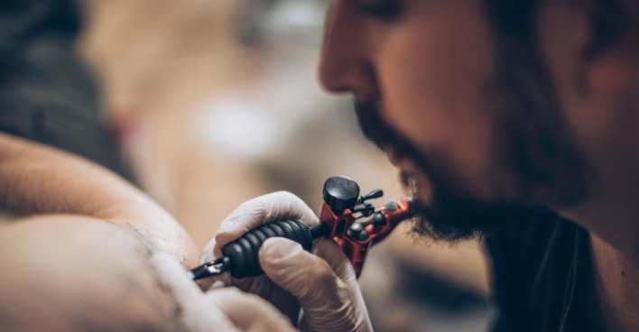 Ein Tattoo wird gestochen
