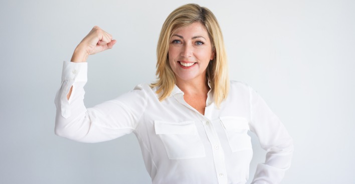 junge Unternehmerin in weißer Bluse | Credit: iStock.com/MangoStar_Studio