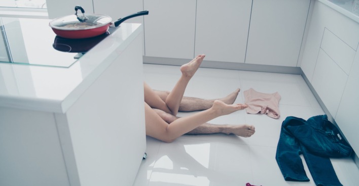Mann und Frau haben Sex am Küchenboden | Credit: iStock.com/Deagreez