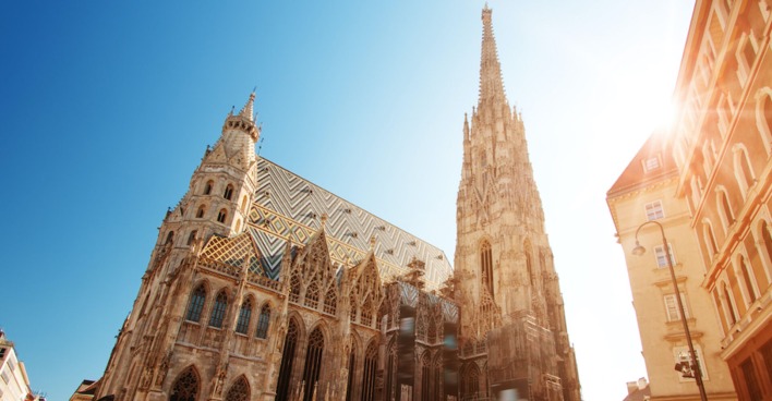 Stephansdom leuchtet im Sonnenlicht| Credit: iStock.com/LeManna