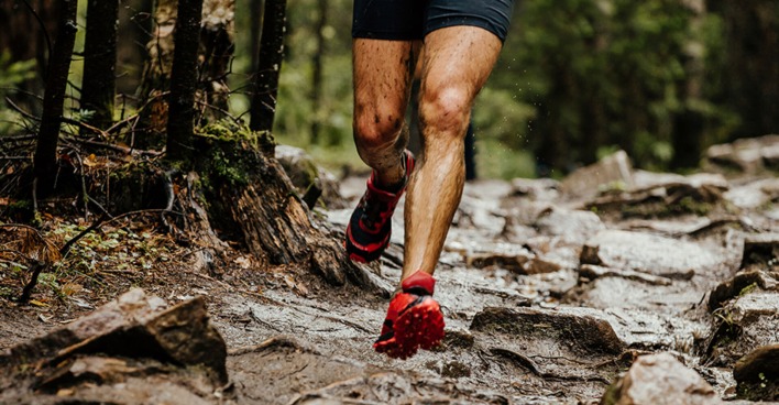 Mann läuft durch den Wald | Credit: iStock.com/sportpoint