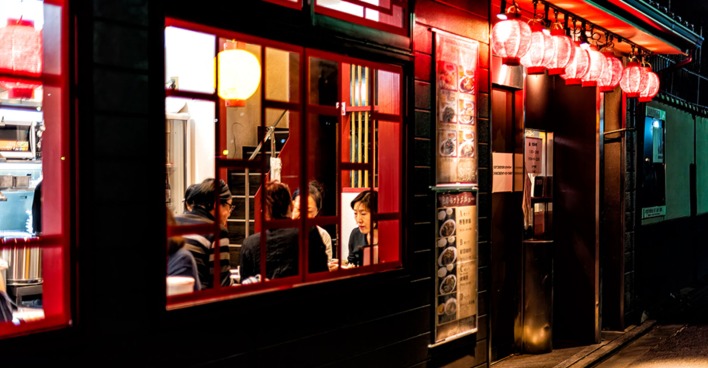 Außenansicht eines japanischen Pubs | Credit: iStock.com/krblokhin