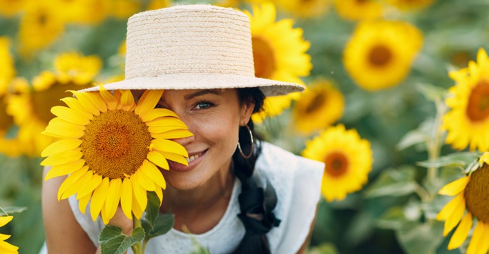 Frau im Sonnenblumenfeld | Credit: iStock.com/primipil