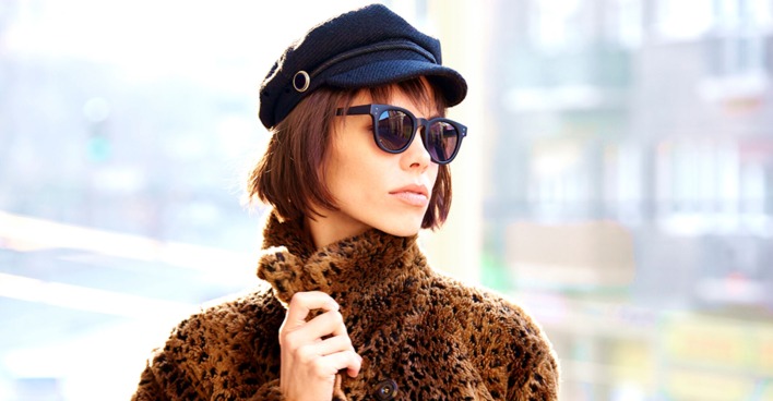 Modisch gestylte Frau in plüschiger Jacke aus Teddyfell | Credit: iStock.com/gzorgz