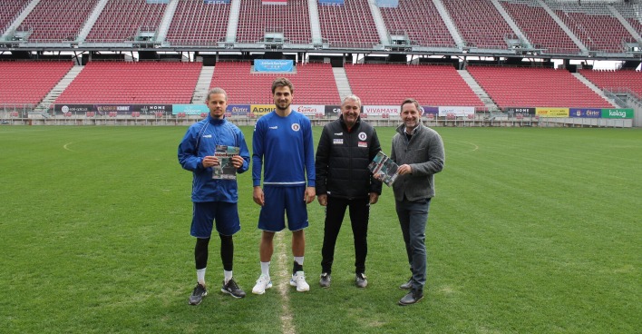 Weekend Geschäftsführer Daniel Klier mit Peter Pacult, Thorsten Mahrer und Patrick Greil auf dem Rasen des Wörthersee Stadions
