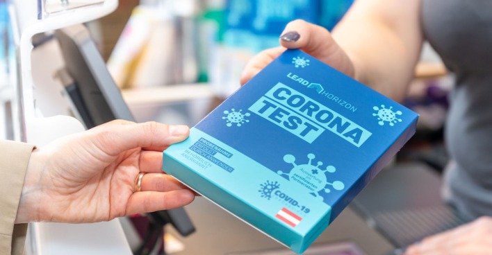PCR-Test wird an Kundin ausgehändigt | Credit: BIPA/Harson/OTS