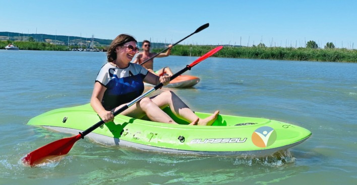 Frau paddelt am Nuesiedler See