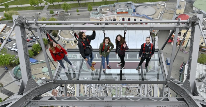 Fünf Personen auf Glasplattform am Riesenrad | Credit: HANS PUNZ/APA/picturedesk.com