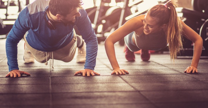 10-Minuten-Workout: Gemeinsames Training motiviert. | Credit: iStock.com/Mladen Zivkovic