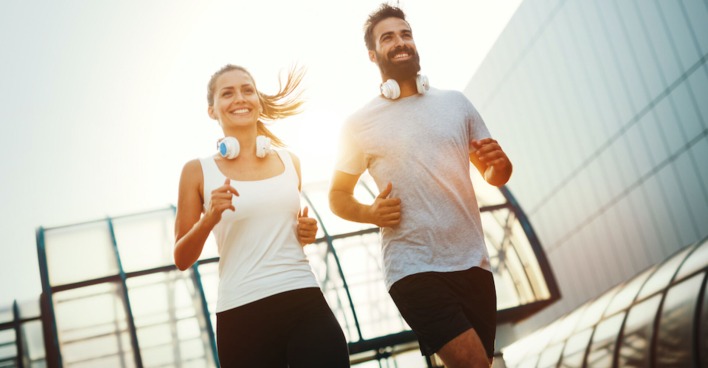 Mann und Frau laufen gemeinsam | Credit: iStock.com/nd3000