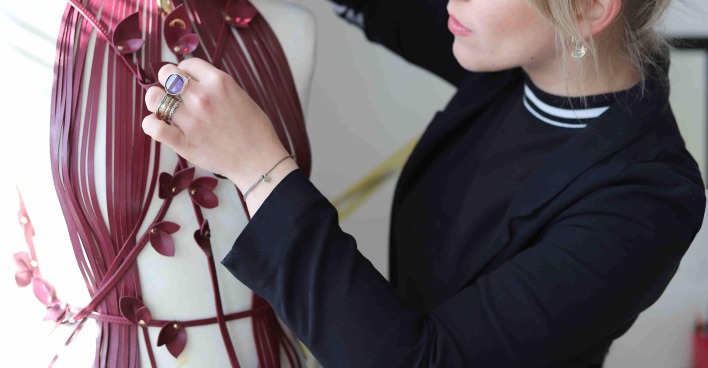 Designerin Nicole Lechner bei der Arbeit