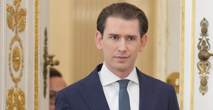 Sebastian Kurz vor einer offiziell wirkenden Tür.