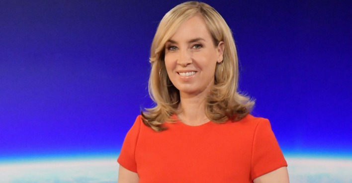 ZIB-Moderatorin Nadja Bernhard im Nachrichtenstudio.