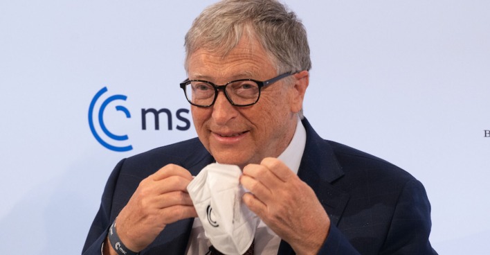 Bill Gates nimmt seinen Mundnasenschutz ab