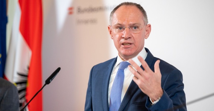 Innenminister Gerhard Karner vor der Pressewand des BMI. Er gibt eine Pressekonferenz