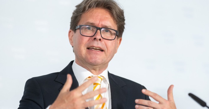 Martin Polaschek erklärt etwas gestenreich bei einer Pressekonferenz