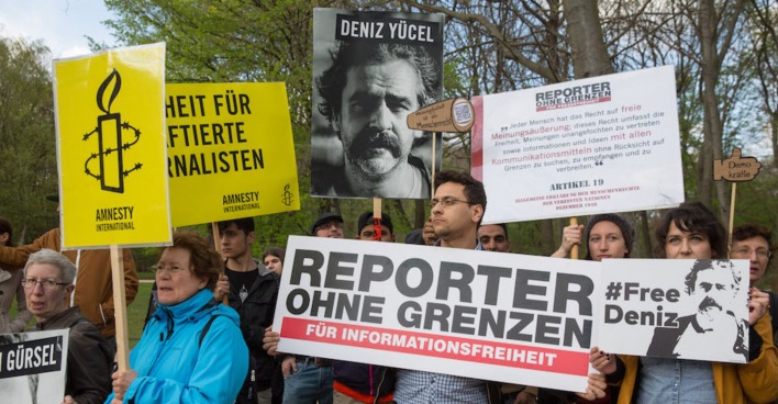 Demonstration mit Plakaten