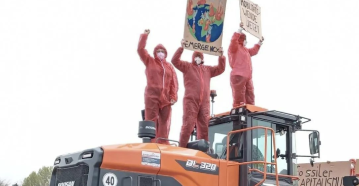 Baustellenbesetzer auf einem Bagger | Credit: www.instagram.com/campenfuerdielobau/Lobau? Bleibt!