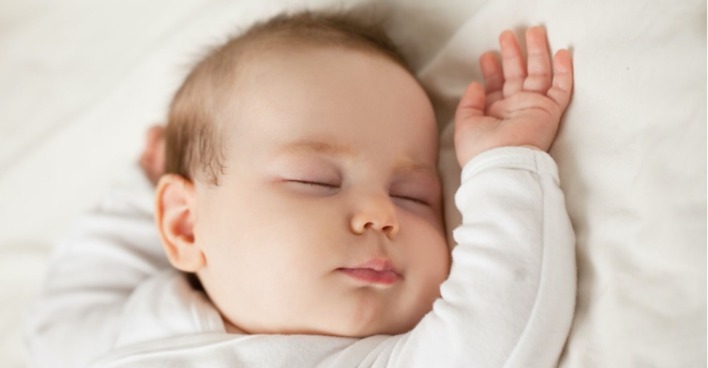 Schlafendes Baby | Credit: iStock.com/JNemchinova