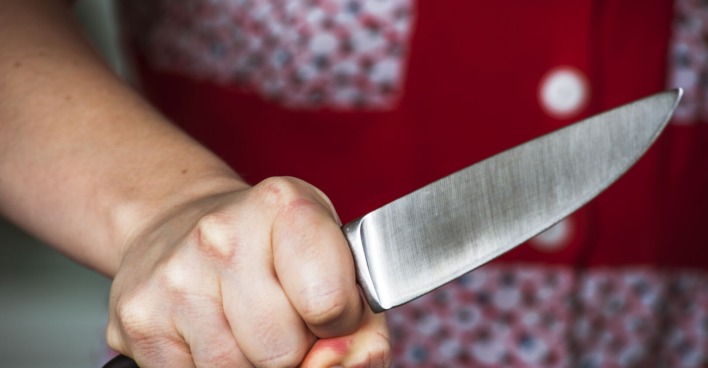 Frau mit Messer