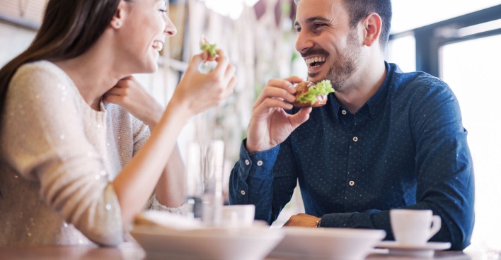 Zwei Personen beim Frühstücken