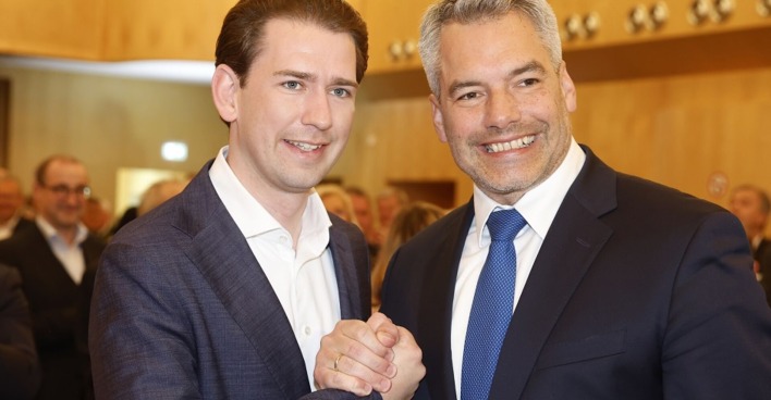 Sebastian Kurz und Karl Nehammer demonstrieren Einigkeit beim Handshake