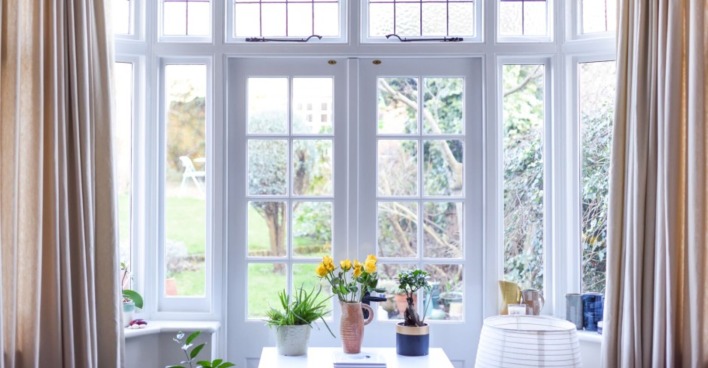 Fenster mit Vorhängen | Credit: iStock.com/tagphoto