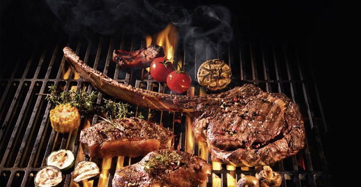 Fleisch auf einem Grillroster.