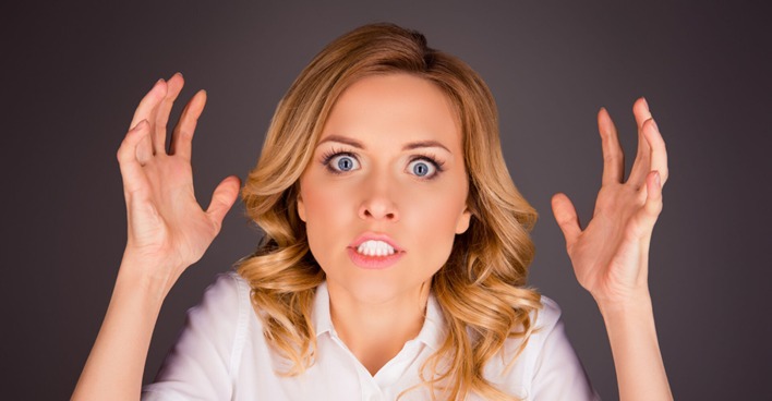 Frau hebt entnervt die Hände | Credit: iStock.com/Deagreez