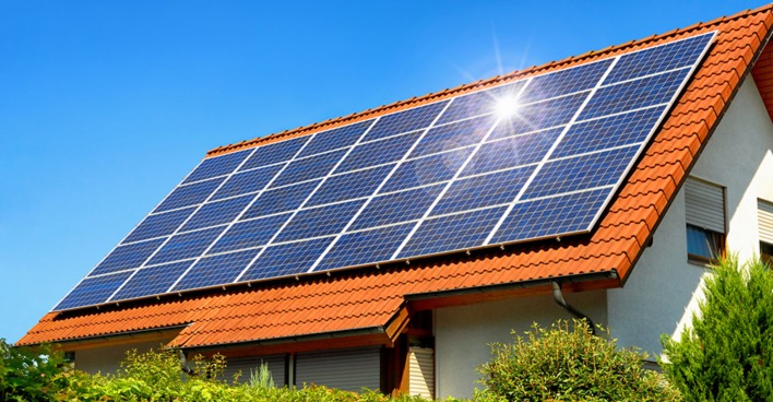 Solardach zur Stromerzeugung | Credit: iStock.com/Smileus