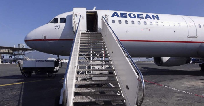 Flugzeug am Rollfeld mit Treppe