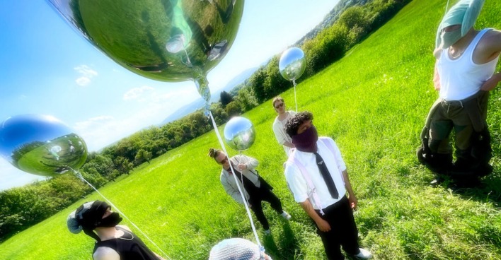 Band, Wiese, Luftballons