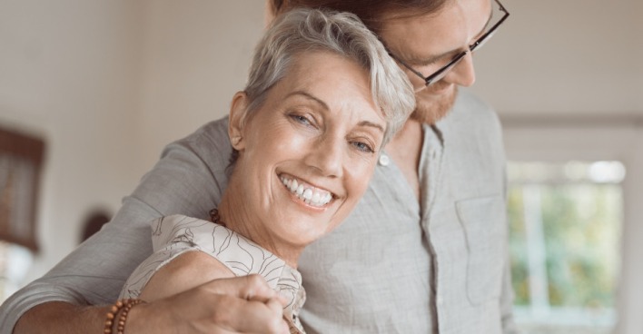 Junger Mann und reife Frau | Credit: iStock.com/Peoplemages