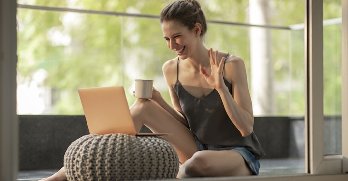 Frau am Laptop | Credit: iStock.com/ProNamy