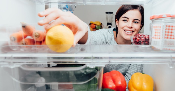 Frau öffnet den Kühlschrank| Credit: iStock.com/cyano66