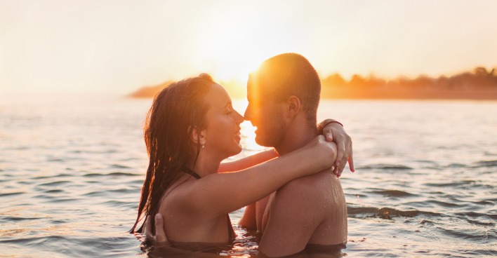 Urlaubs-Flirt | Credit: iStock.com/Aleksandar Karanov