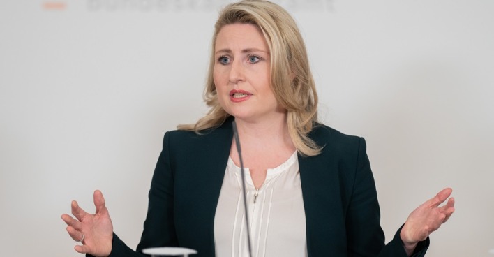 Familienministerin Susanne Raab bei einer Pressekonferenz.