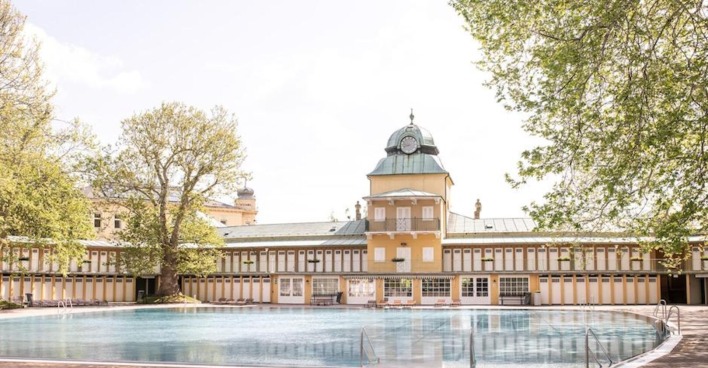 Schwimmender Salon