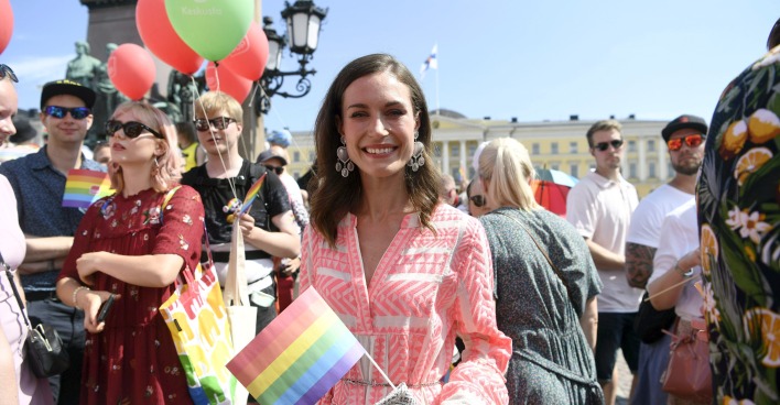 Auf einer Parade mit Regenbogenfahne aus Papier