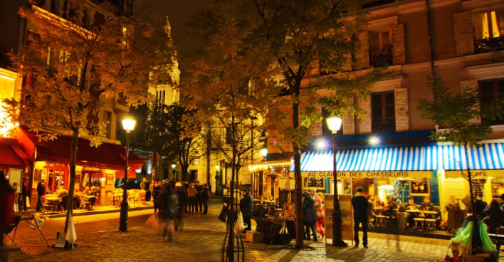 Reges Treiben in den Seitengassen von Marais im Herzen von Paris | Credit: iStock.com/chris-mueller