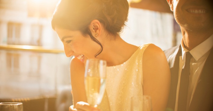 Ein glückliches Paar genießt ein gemeinsames Essen in einem Lokal in Paris | Credit: iStock.com/Tom Merton