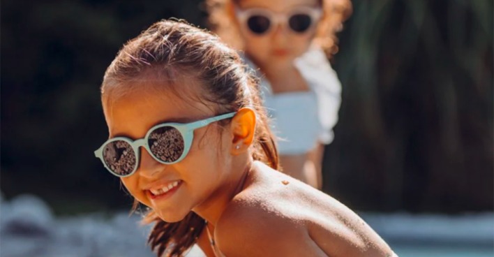 Mädchen mit Kindersonnenbrillen von SooNice Sunnies | Credit: Vision 1