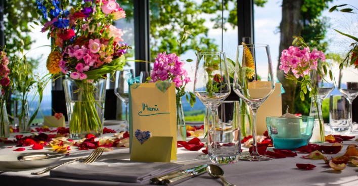 Sommerlich dekorierter Gartentisch im Freien | Credit: iStock.com/FotografieLink