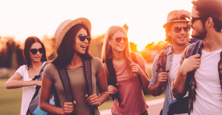 Gruppe junger Menschen auf Reisen quer durch Südamerika | Credit: iStock.com/g-stockstudio