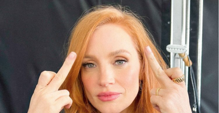 Schauspielerin Jessica Chastain zeigt beide Mittelfinger in die Kamera